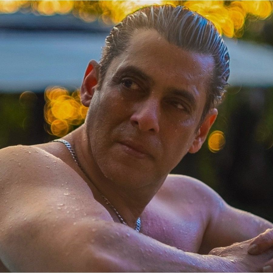 900x900 Andaz Apna Apna! 59 Year Old Salman Khan Looks Drop Dead Dashing In Pool Pics