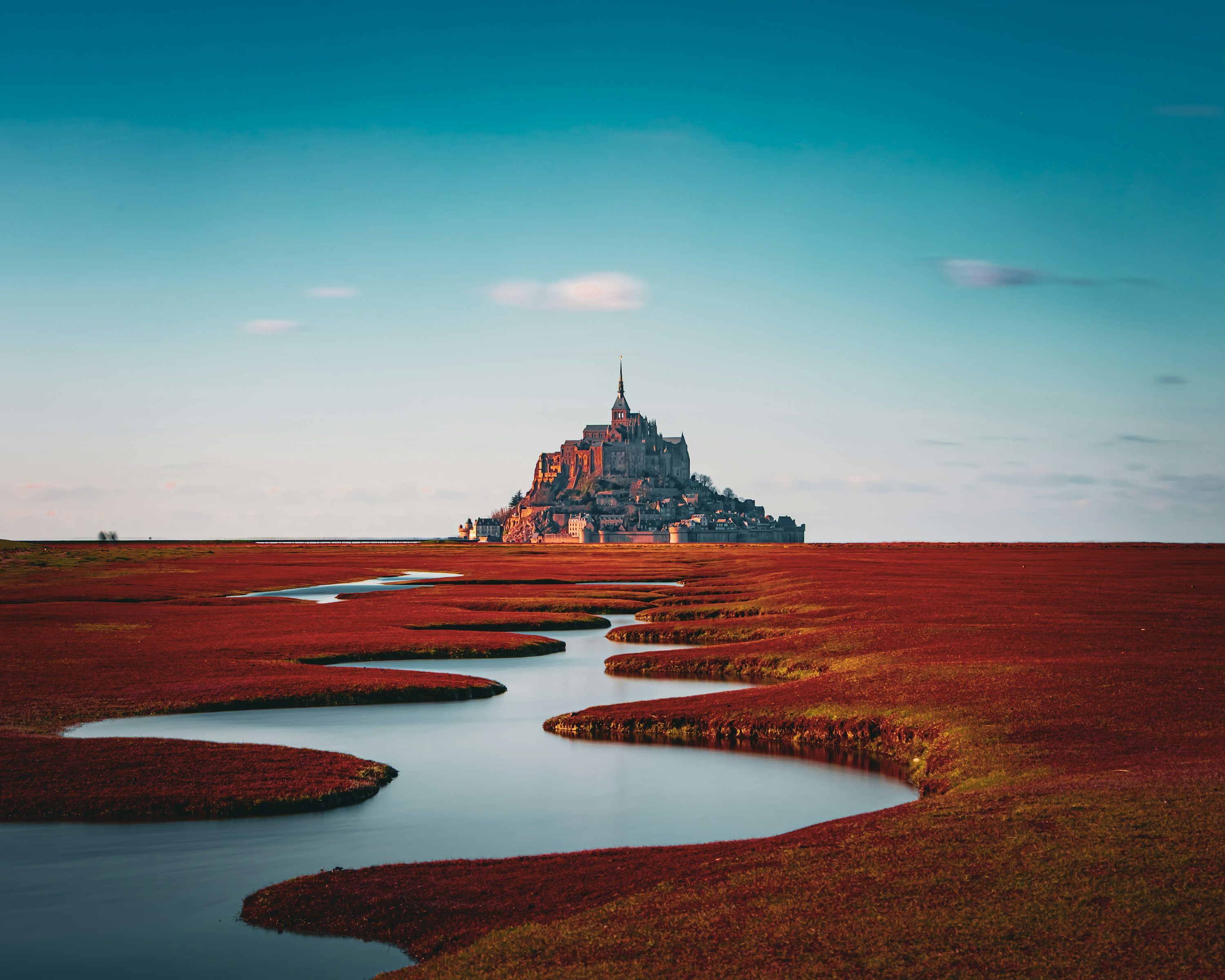3000x2400 A castle stands majestic across the water