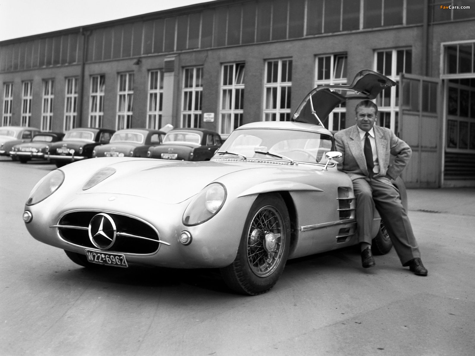 1600x1200 Mercedes Benz 300SLR Uhlenhaut Coupe Wallpaper