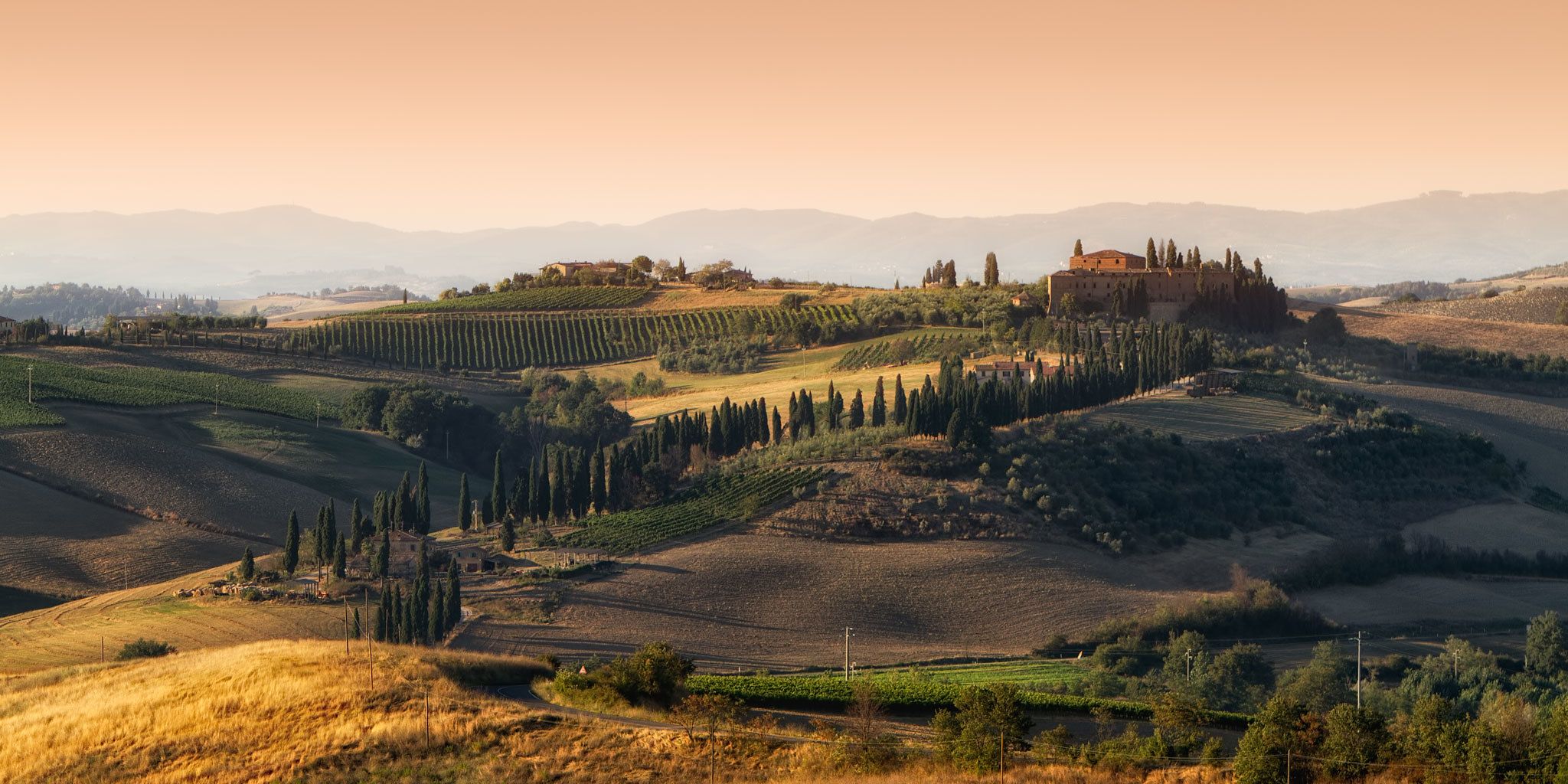 2048x1024 Val d'Orcia, in southern Tuscany a land of beauty and cypresses
