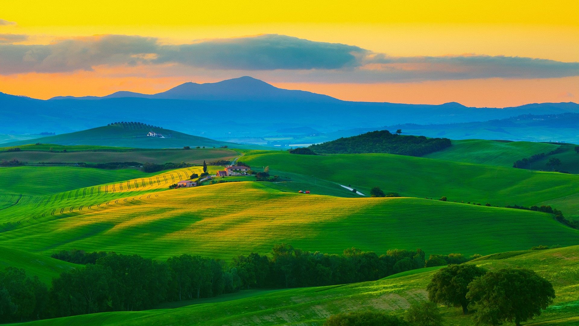1920x1080 The hills of Tuscany at dawn, Val d'Orcia, Italy. Windows Spotlight Image