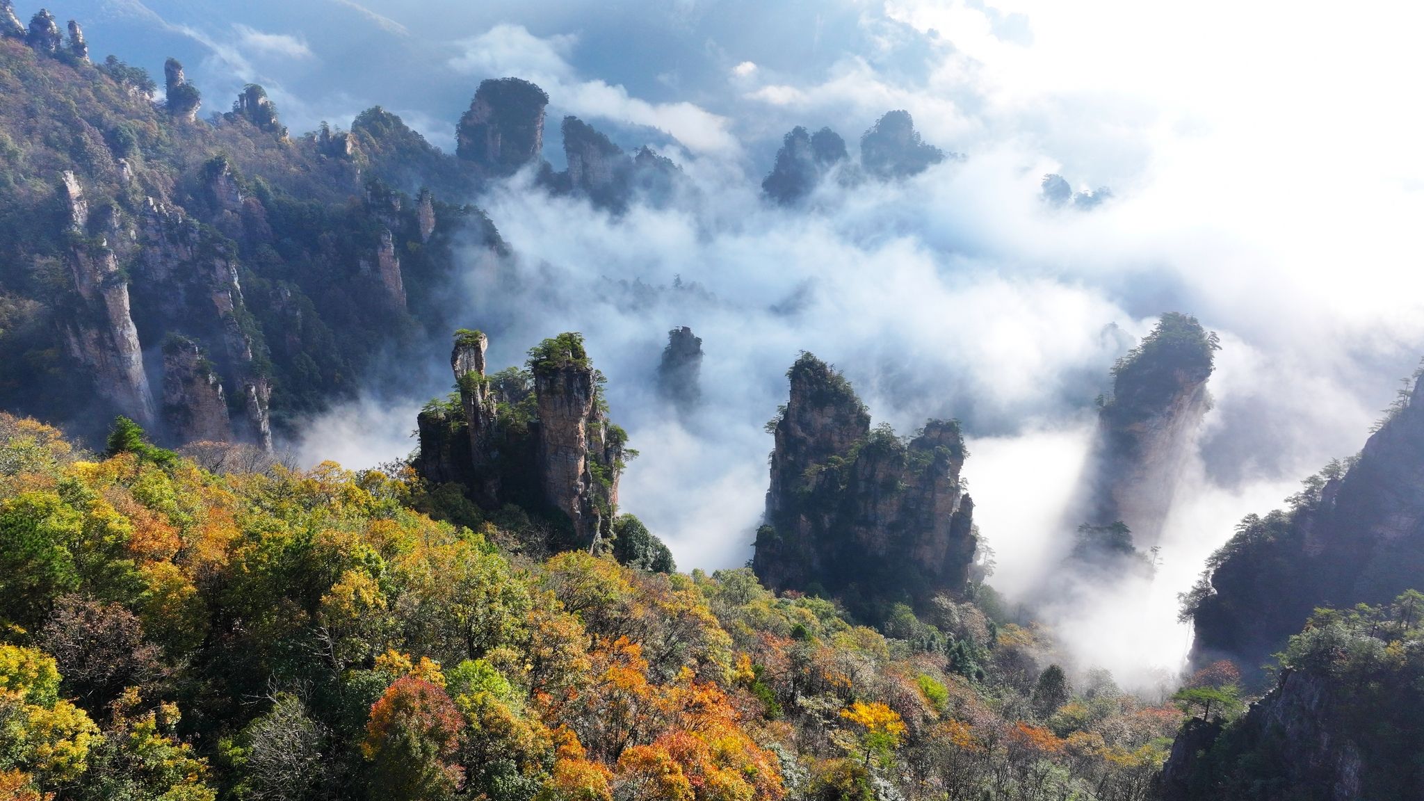 2048x1152 Early winter sea of clouds graces Zhangjiajie