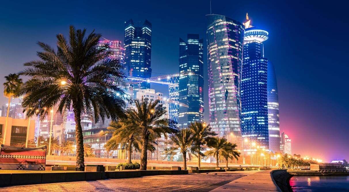 1212x666 Doha by Night: Souq Waqif, Katara & The Pearl (Lit Skyline)