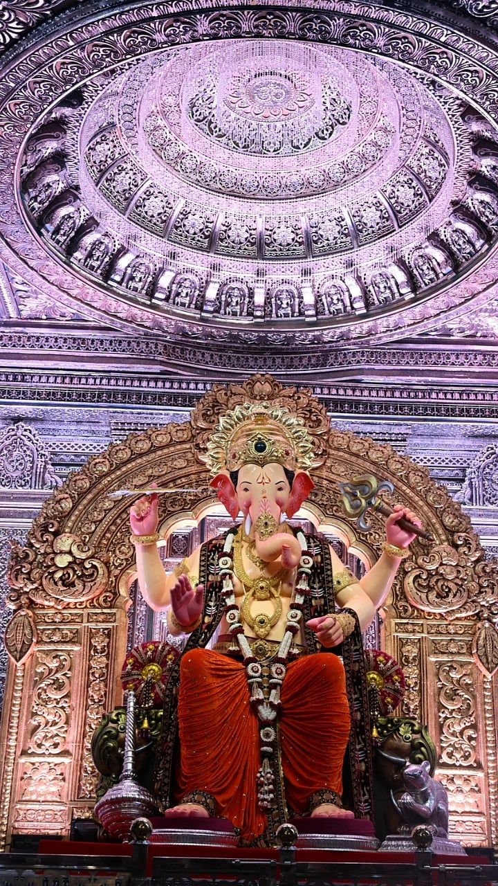 720x1280 93व्या वर्षी लालबागच्या राजाचा शाही थाट; महाकाय त्रिशूळाने वेधलं सगळ्यांचं लक्ष. lalbaugcha raja 2026 first look ganeshotsav