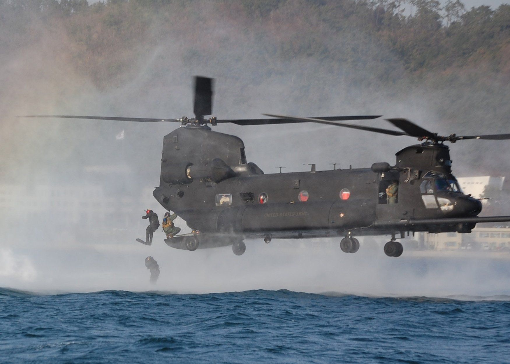 1750x1250 CH 47 Chinook In Action: HD Military Helicopter Wallpaperx1250