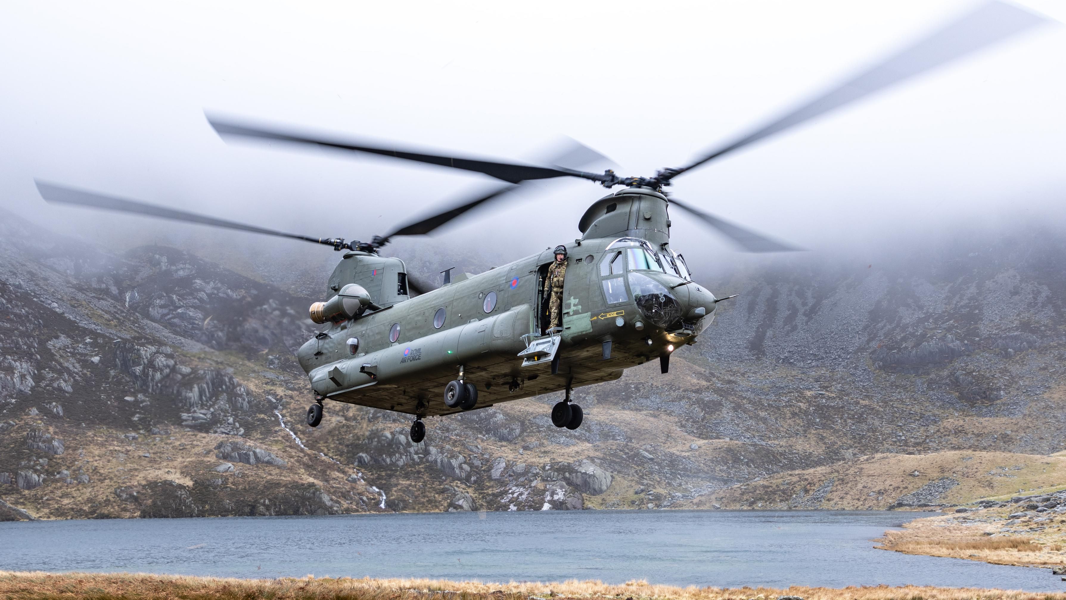 3578x2013 Chinook: North Wales' role in pilots' military helicopters training