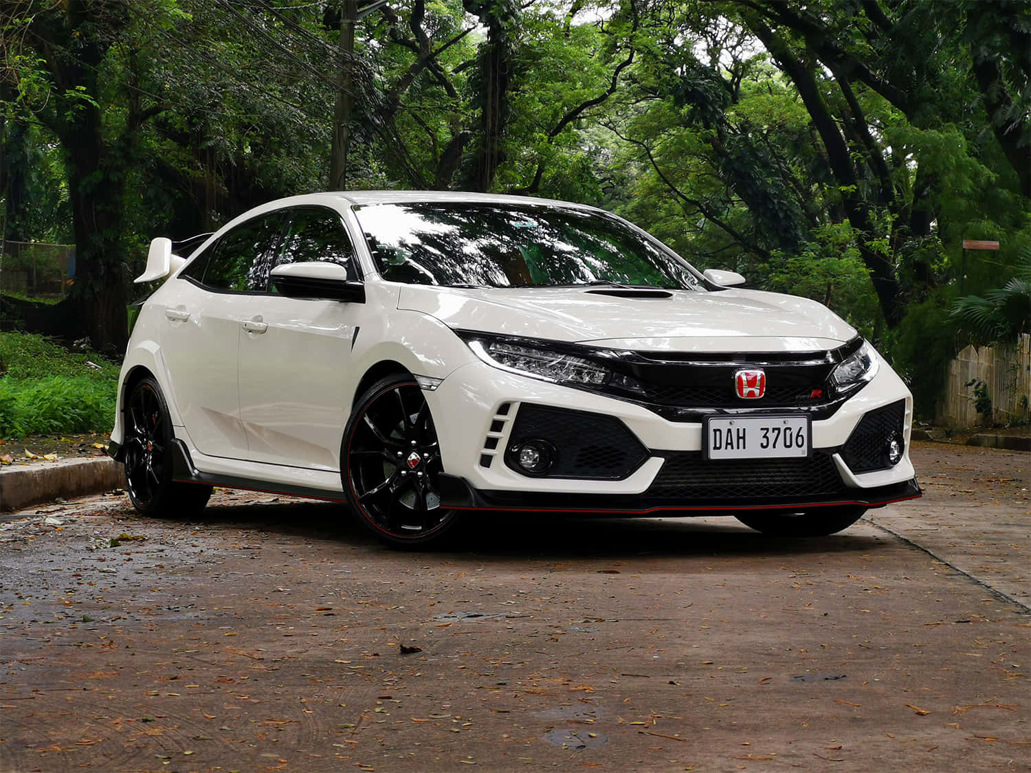 1500x1125 Download The Honda Civic Type R is Ready To Take On Any Track Wallpaper