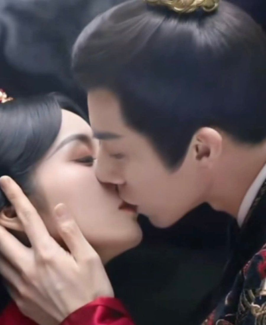 900x1102 The Prisoner of Beauty Photo