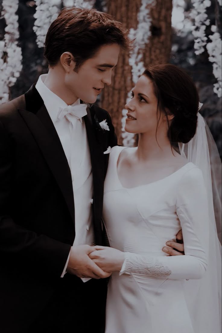 736x1103 vasguett bella and edward wallpaper aesthetic. Fiesta de vampiros, Ojos de vampiro, Crepúsculo película
