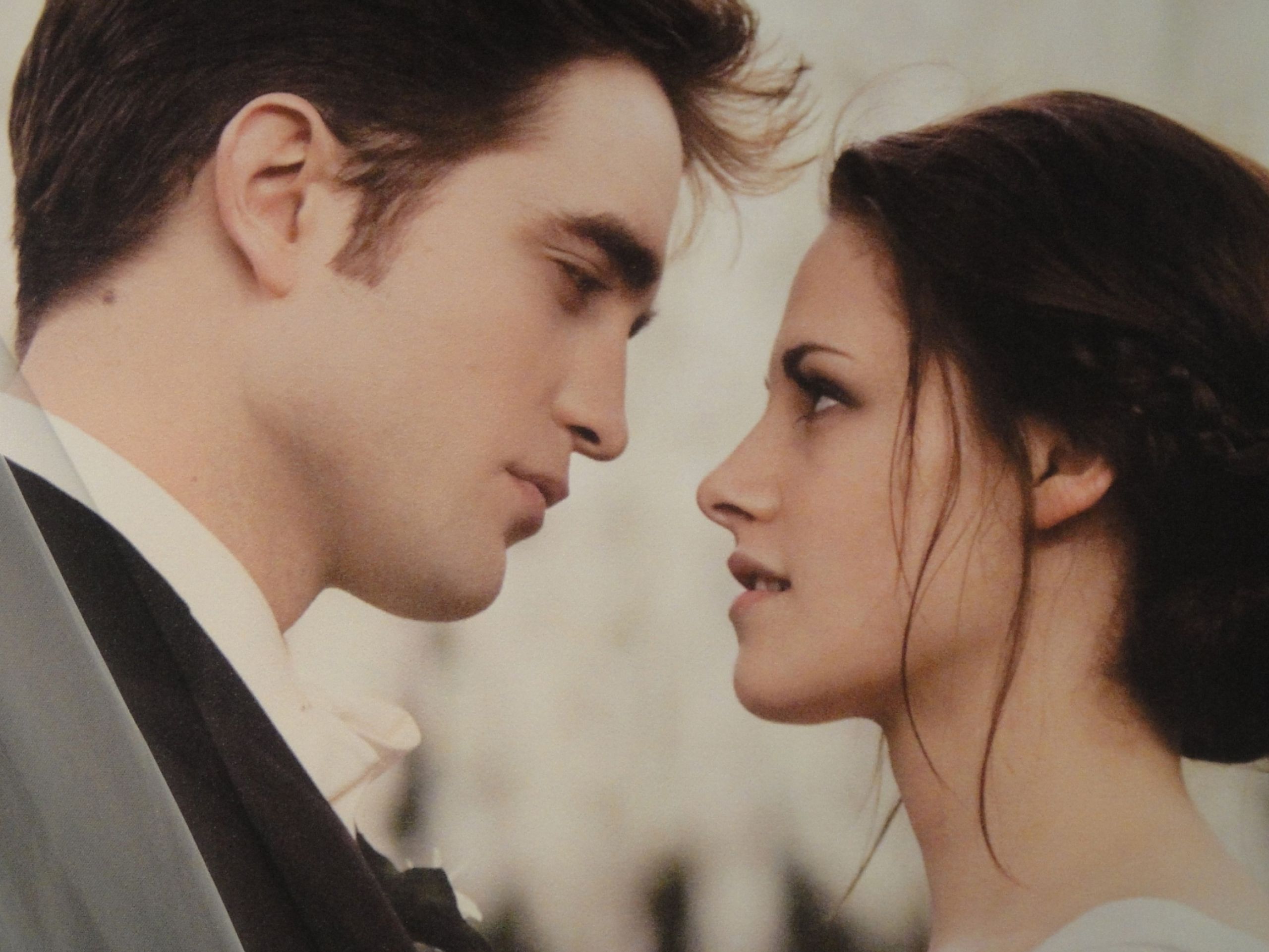 2560x1922 Edward and Bella (Twilight) Wallpaper