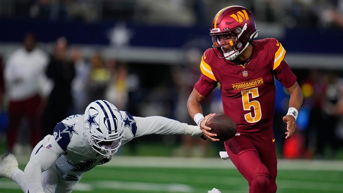 1200x675 Commanders' Jayden Daniels suffers hamstring injury vs Cowboys