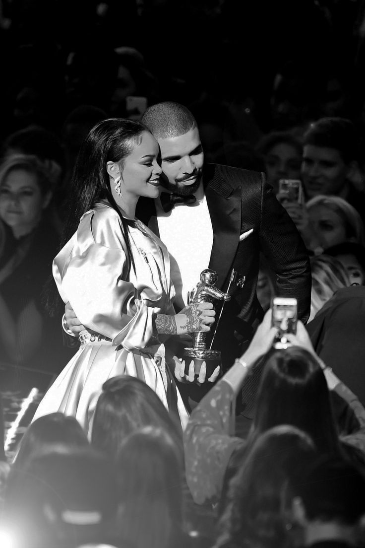 736x1104 Rihanna
