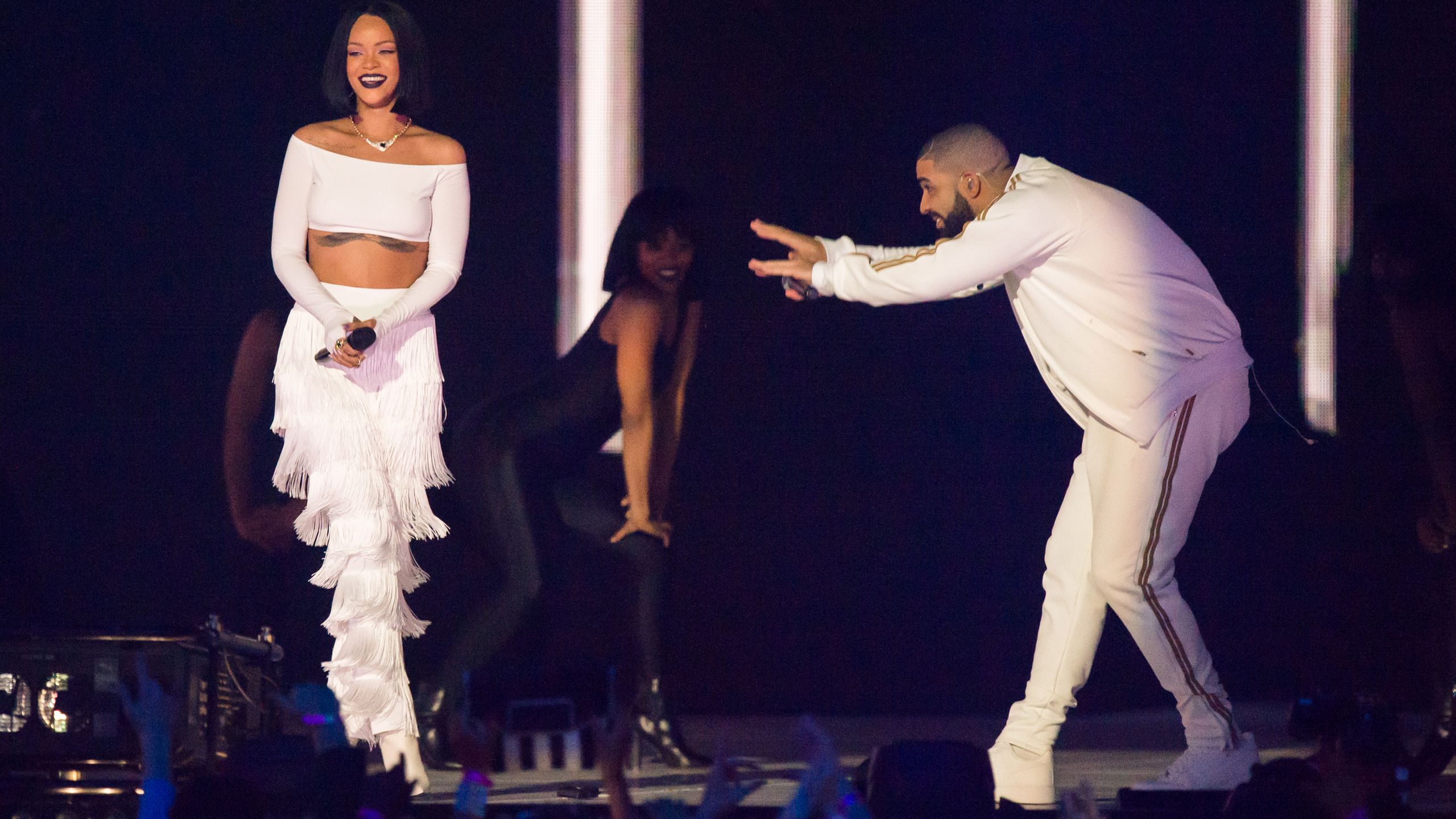2560x1440 Drake and Rihanna Are Certainly Dressing Like They're a Couple