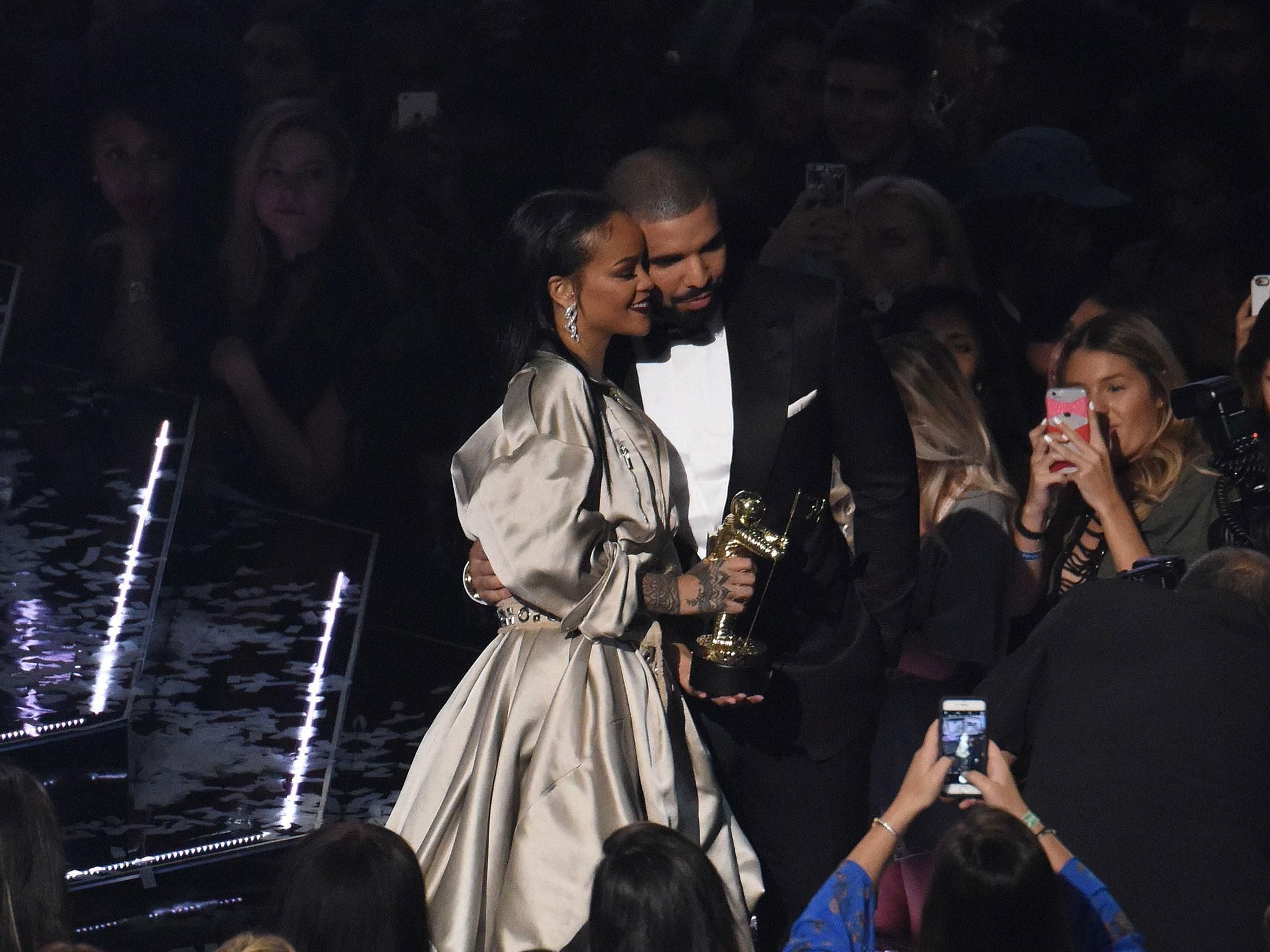 2048x1536 Drake discusses relationship with Rihanna at MTV VMAs 2016: 'I've been in love with her since I was 22 years old'