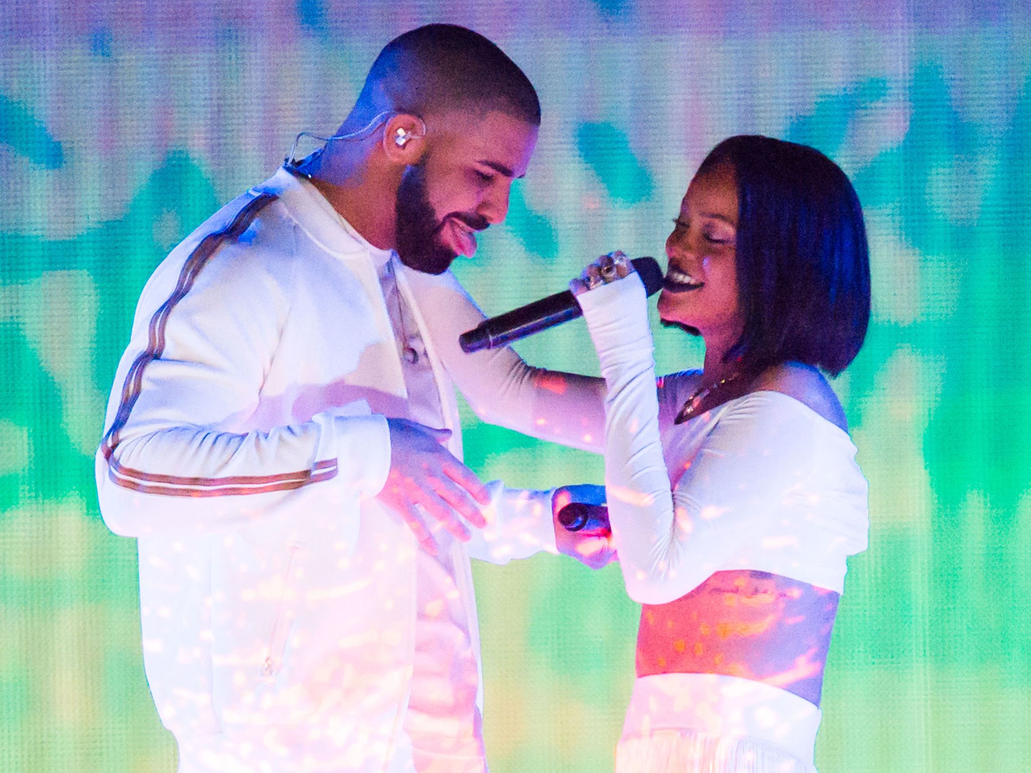 2048x1536 Rihanna and Drake Go Out 4 Nights in a Row and Drake in London