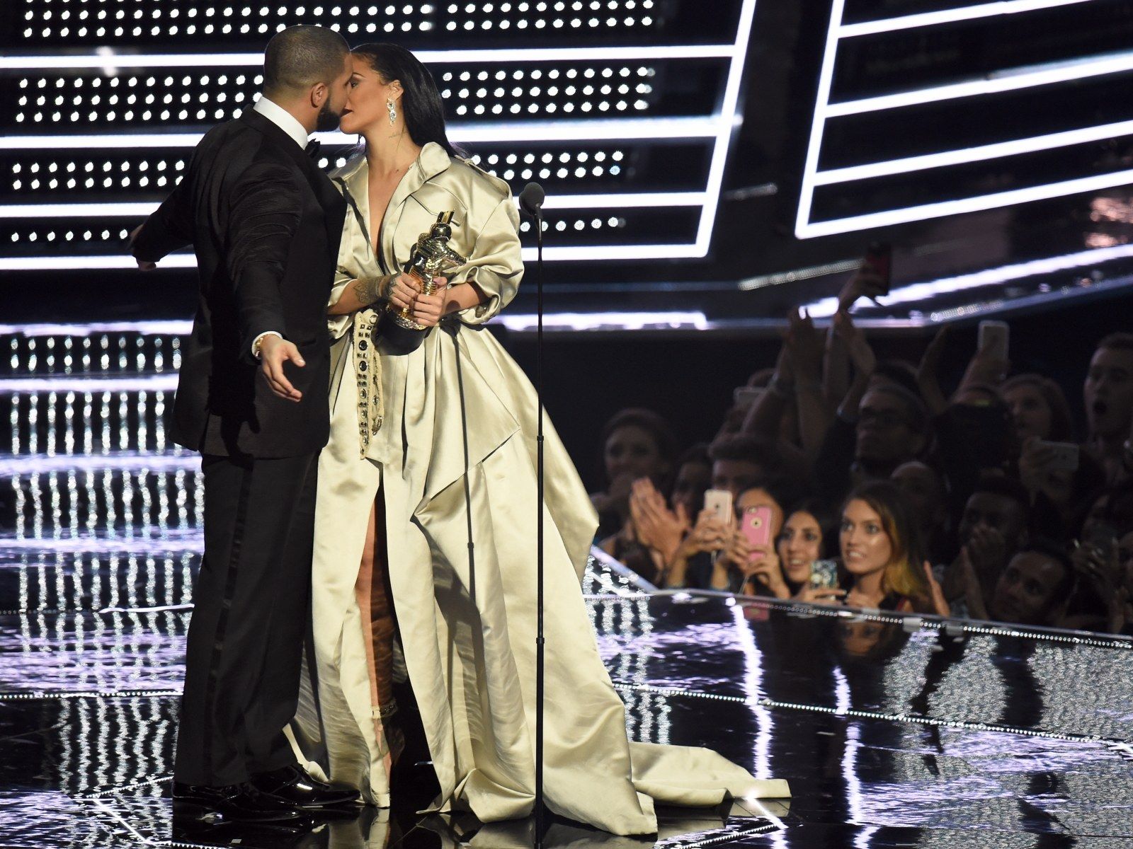 1600x1200 Drake and Rihanna romance: Rapper says 'I pray that you find somebody' like the songstress