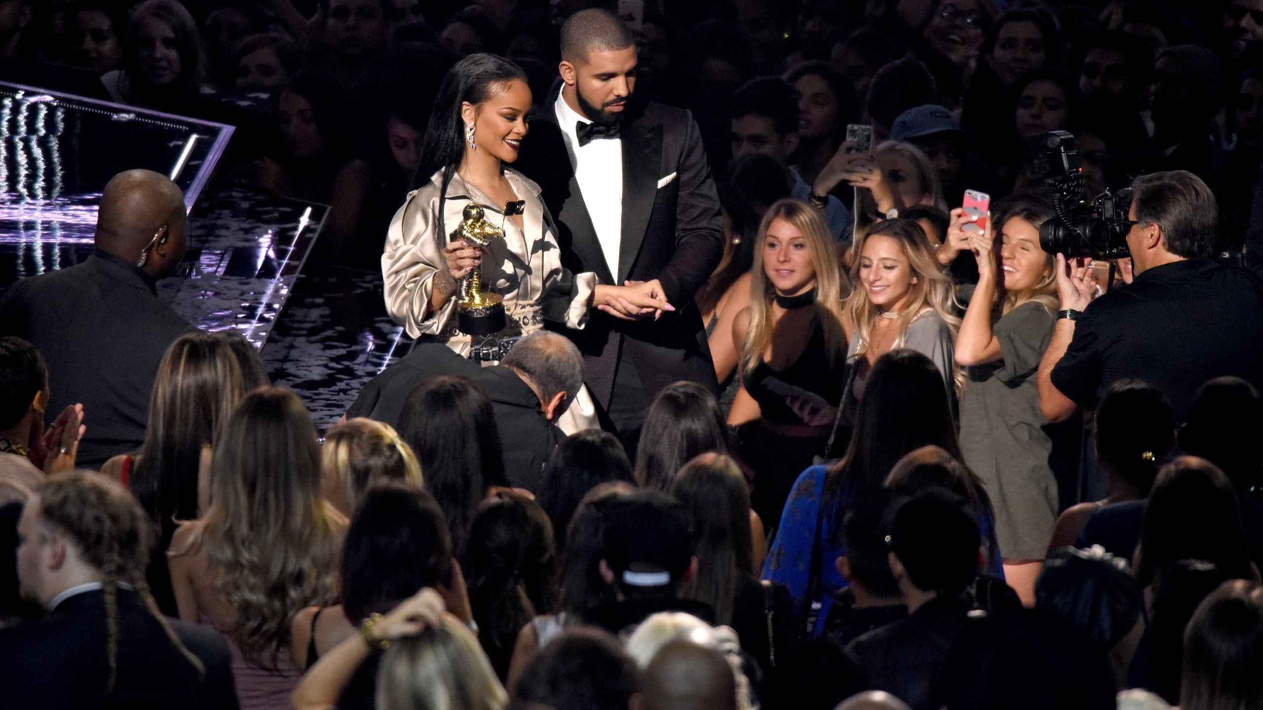 2560x1440 Rihanna Thanks Drake for VMAs Speech on Instagram