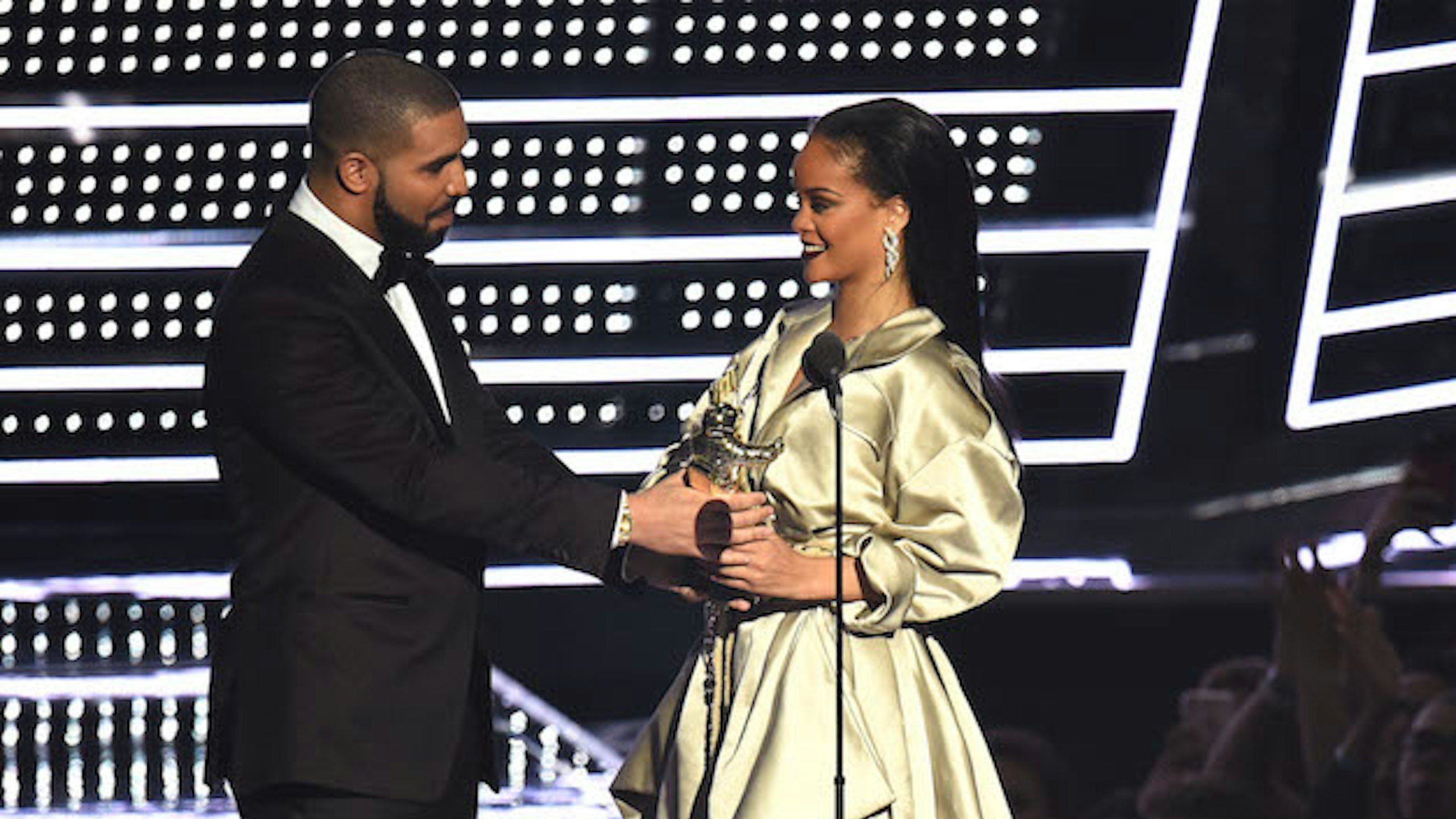 2560x1440 Rihanna FINALLY Responds To Drakes VMA Speech In An Instagram Post