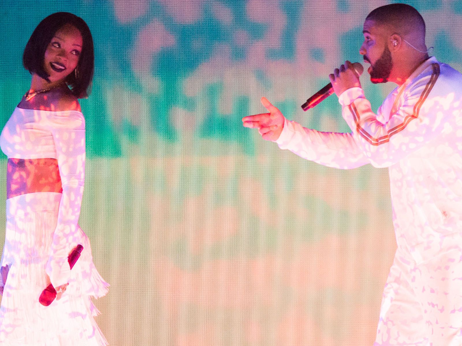1600x1200 Drake's Dad Says His Son and Rihanna Are Just Friends And We're Not Impressed