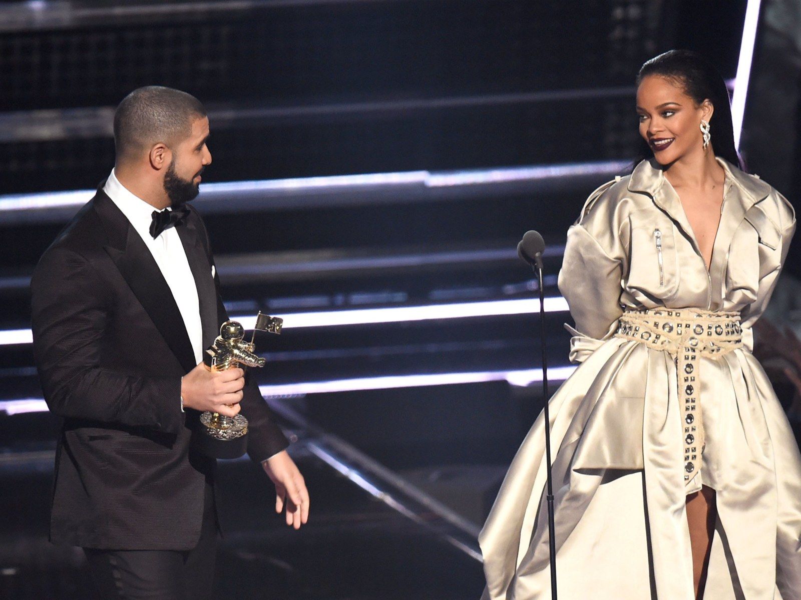 1600x1200 Jennifer Lopez, Drake Dating: Rihanna Unfollows New Couple On Instagram After Cozy Pic Together