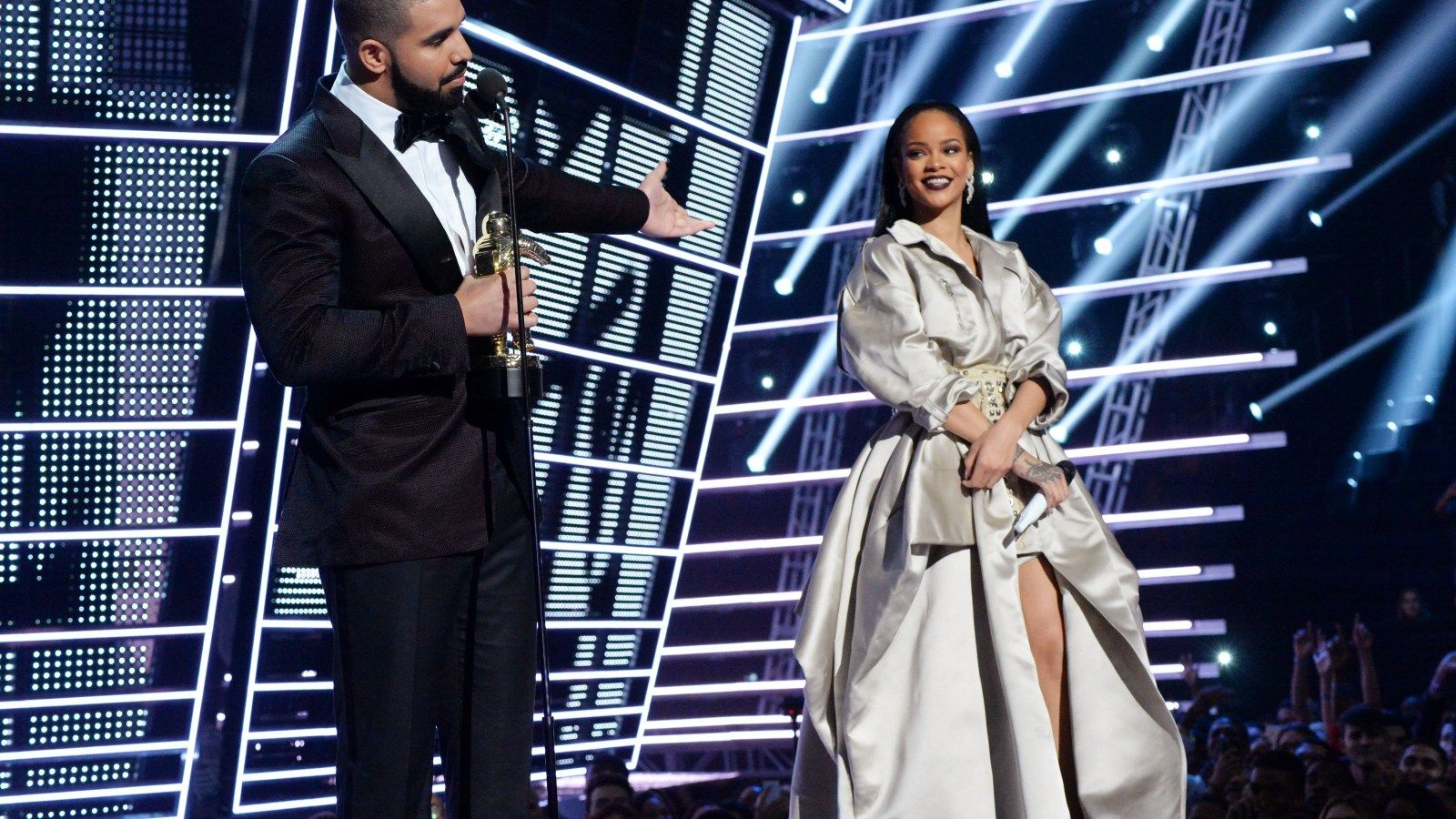 1600x900 MTV VMAs: Drake Declares Love for Rihanna in Heartfelt Speech