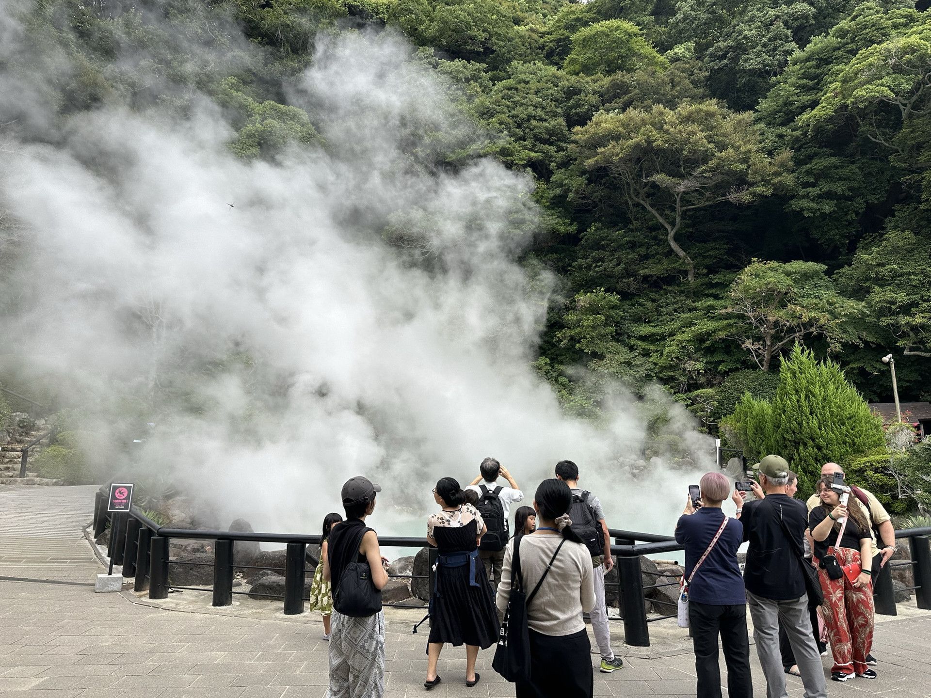 1920x1440 A mysterious blue hot spring capturing the essence of the sea! Beppu's National Scenic Site, 'Umi Jigoku'. Trip.com Beppu