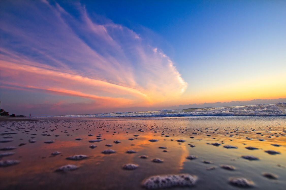 1126x750 Scenic Sunrise over Sea Shore · Free