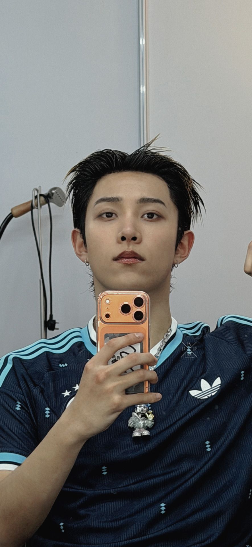 886x1920 Kpop Locks
