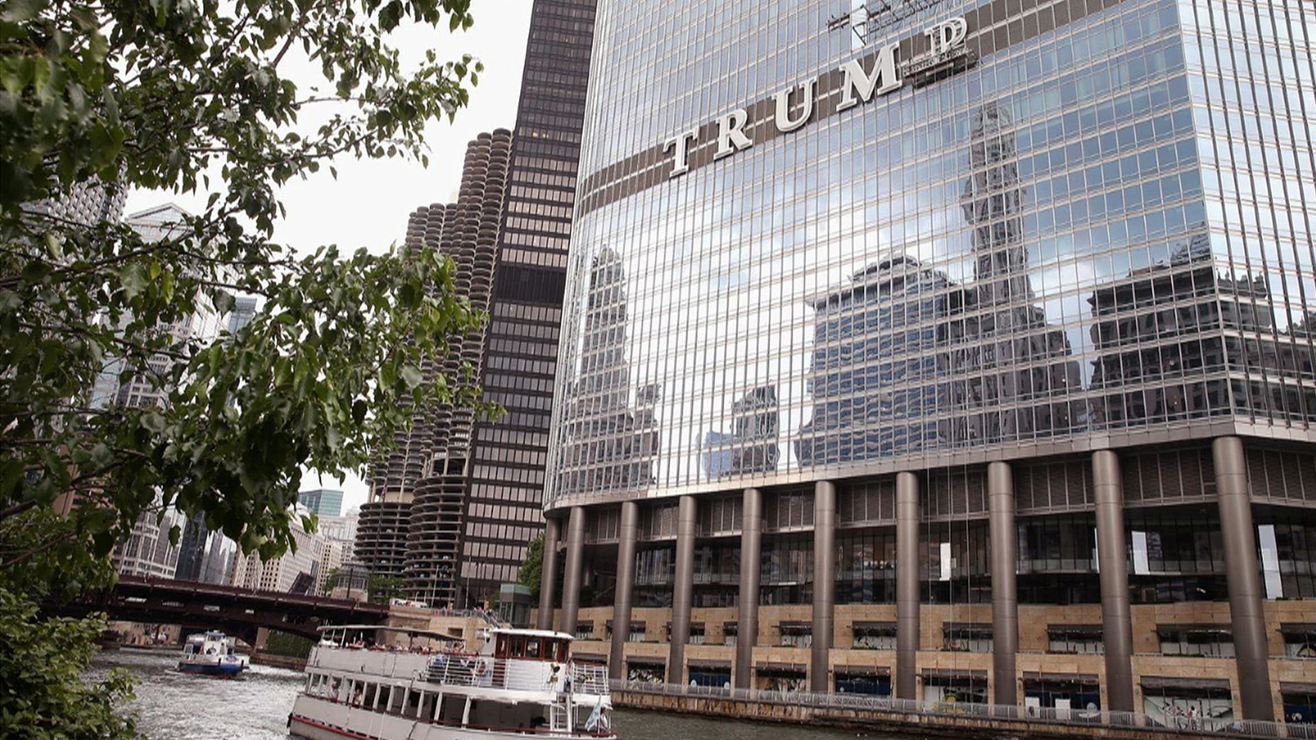 1920x1080 Trump defends sign on his Chicago tower: 'Everybody loves it'