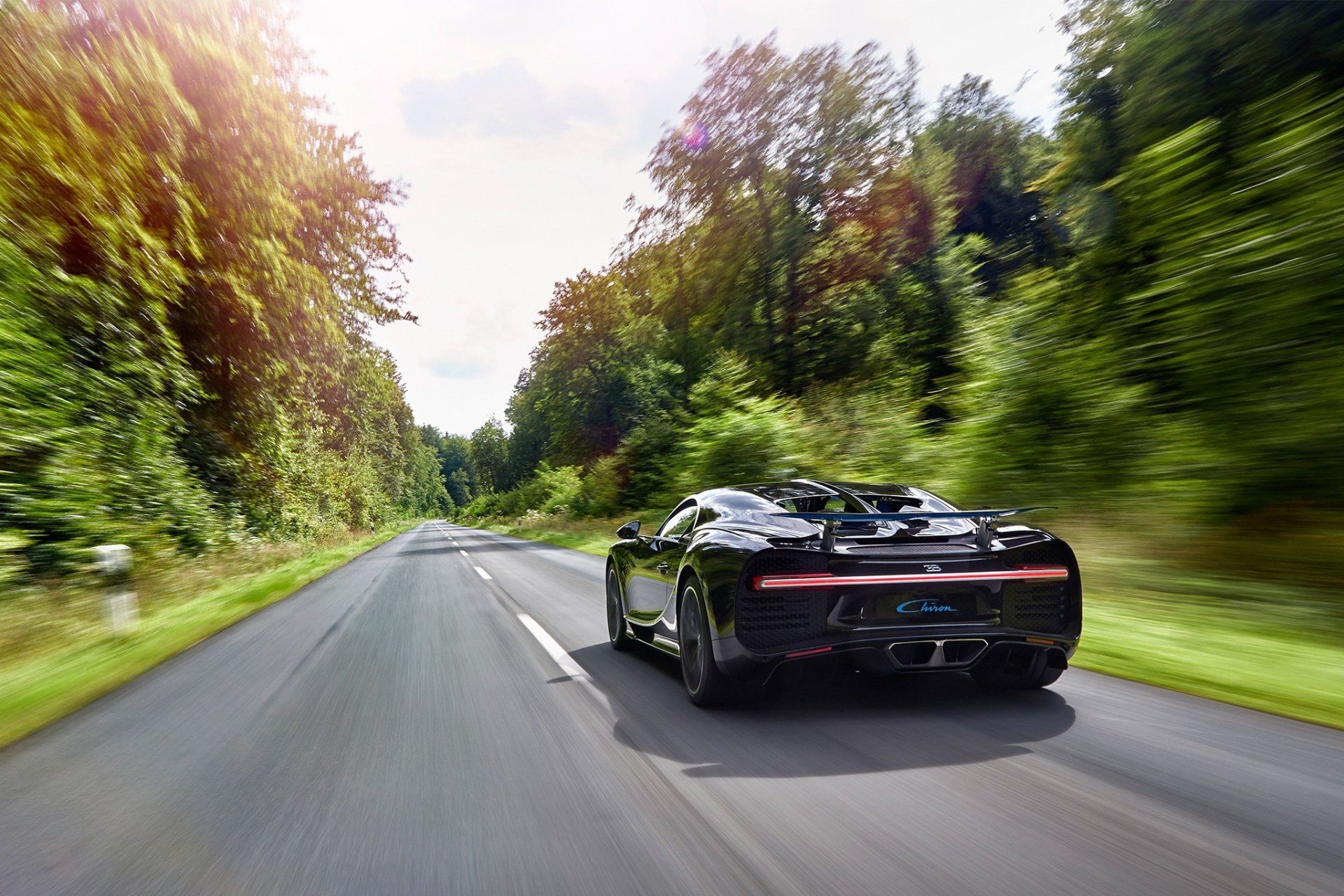 1920x1280 Speeding Bugatti Chiron in Motion Blur