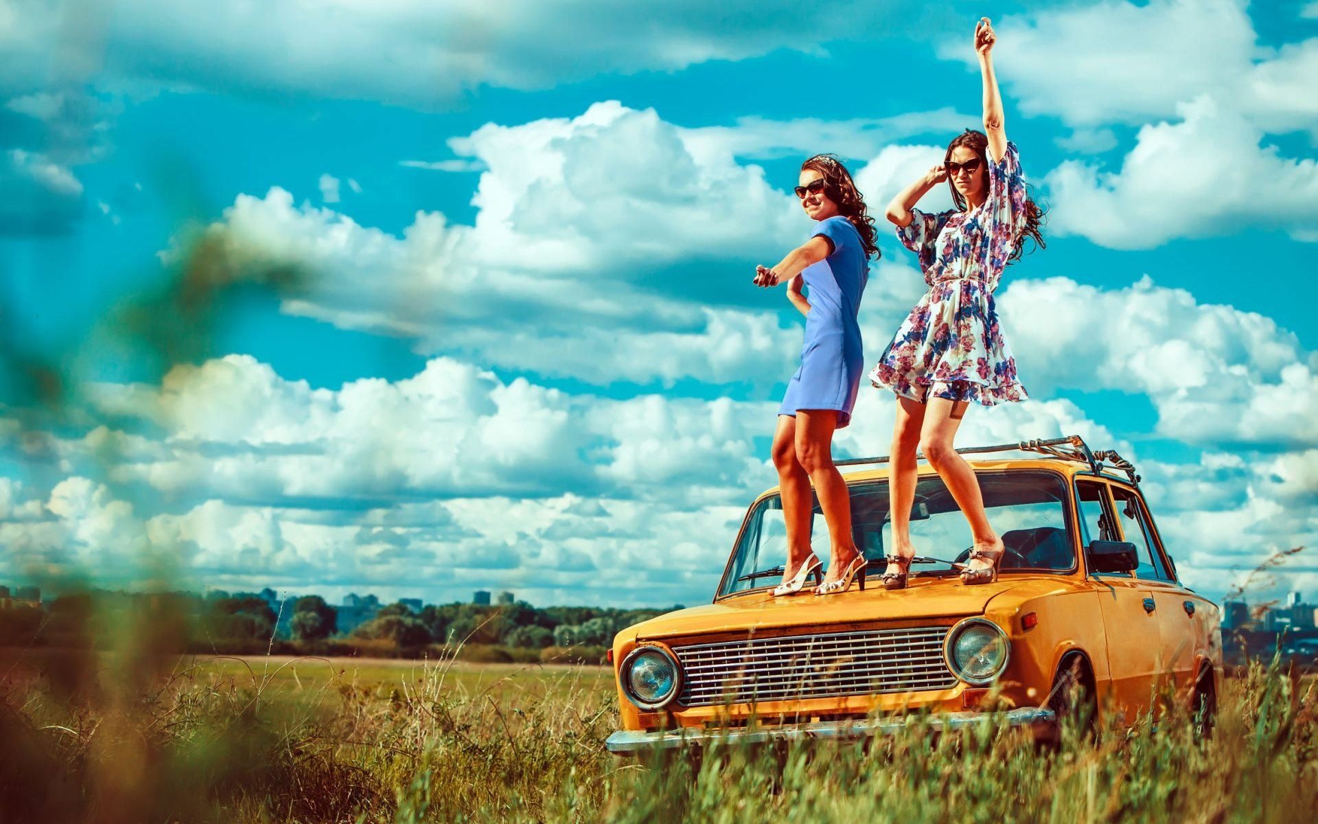1920x1200 Vintage Vibes: Joyful Women on Classic Car HD Wallpaperx1200