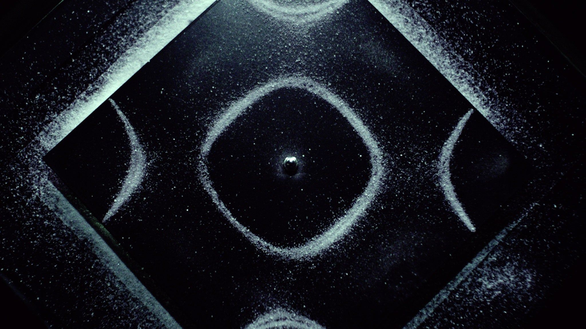 2048x1152 Sound so loud you can see it: Stunning image show earth, water and paint dance