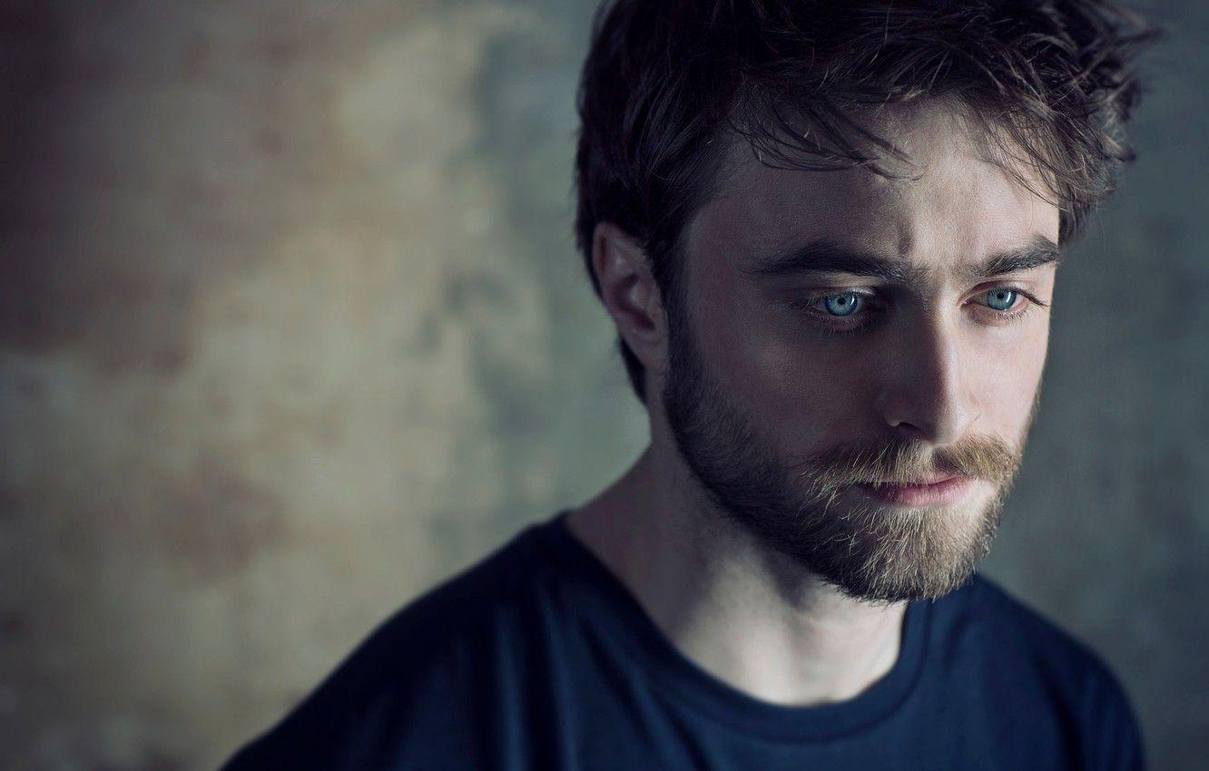 1332x850 Wallpaper Portrait, T Shirt, Actor, Beard, Daniel Radcliffe, Photohoot, Bokeh, Daniel Radcliffe, Sarah Dunn Image For Desktop, Section мужчины