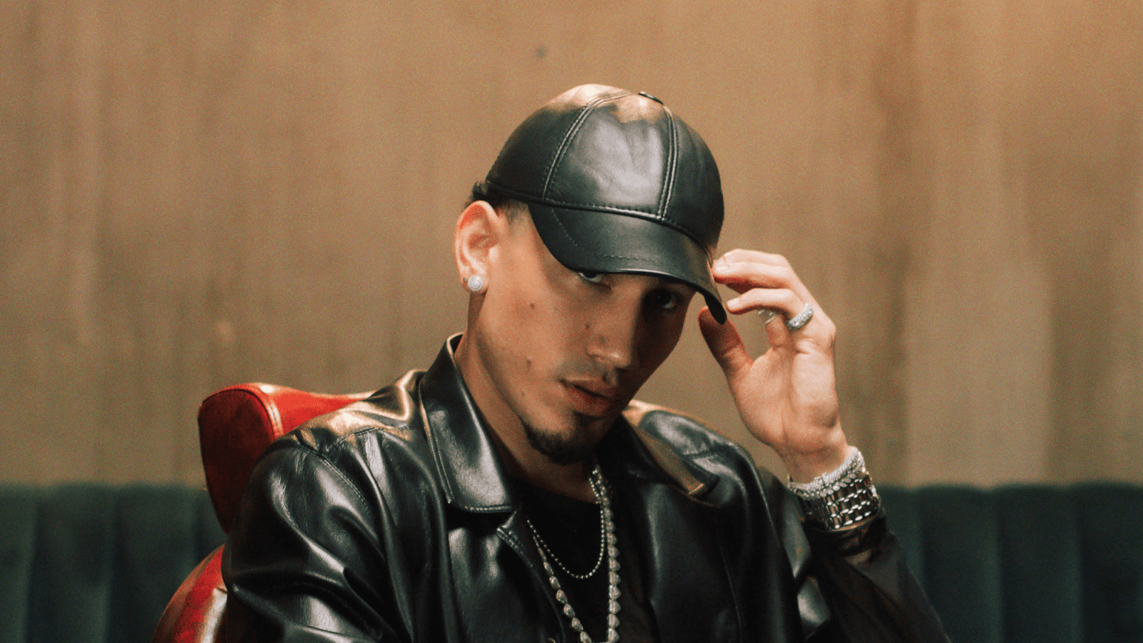 1600x900 Omar Courtz Wallpaper