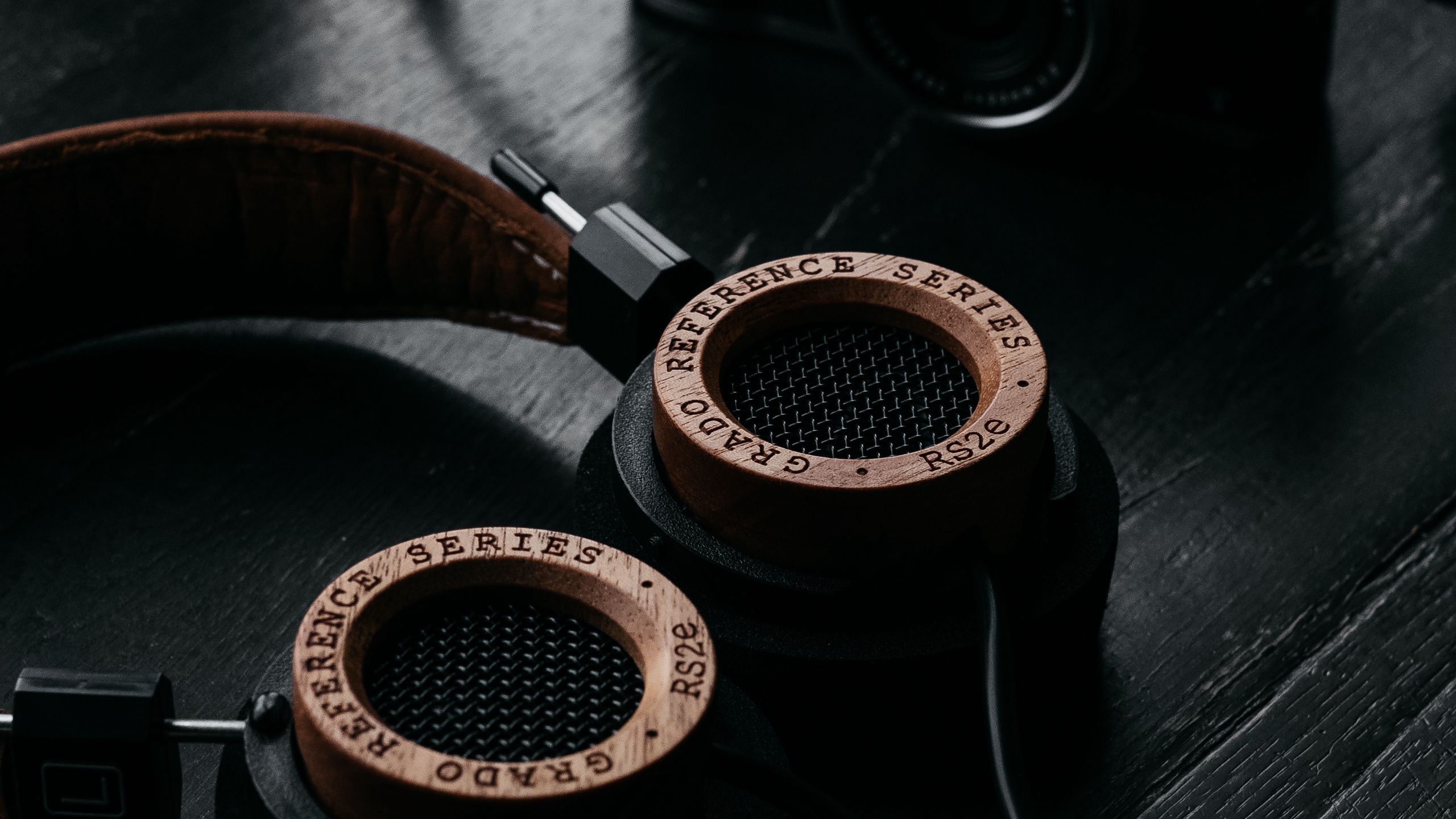 2560x1440 Download wallpaper 2560x1440 headphones, camera, retro, table, dark, audio widescreen 16:9 HD background