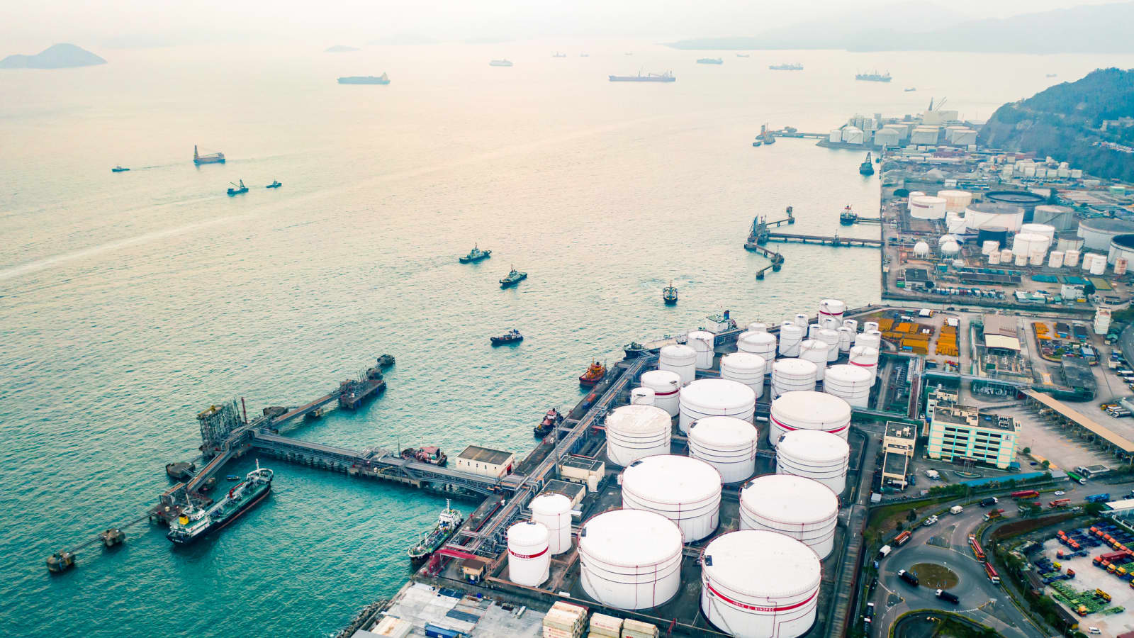 1600x900 U.S. Crude Oil Falls 4% After Trump China Trade Flare Up Threatens To Slow Global Growth