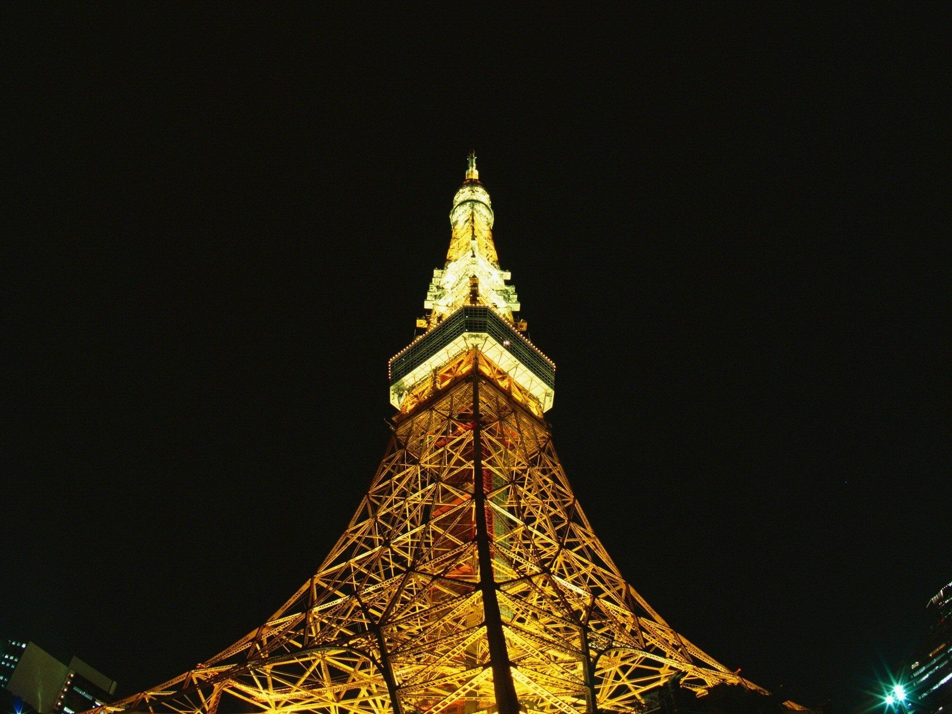 1920x1440 Tokyo Tower Nightlight. Golden Tokyo Beacon. Midnight Man Made Glow. Illuminated Tokyo Towerx1440