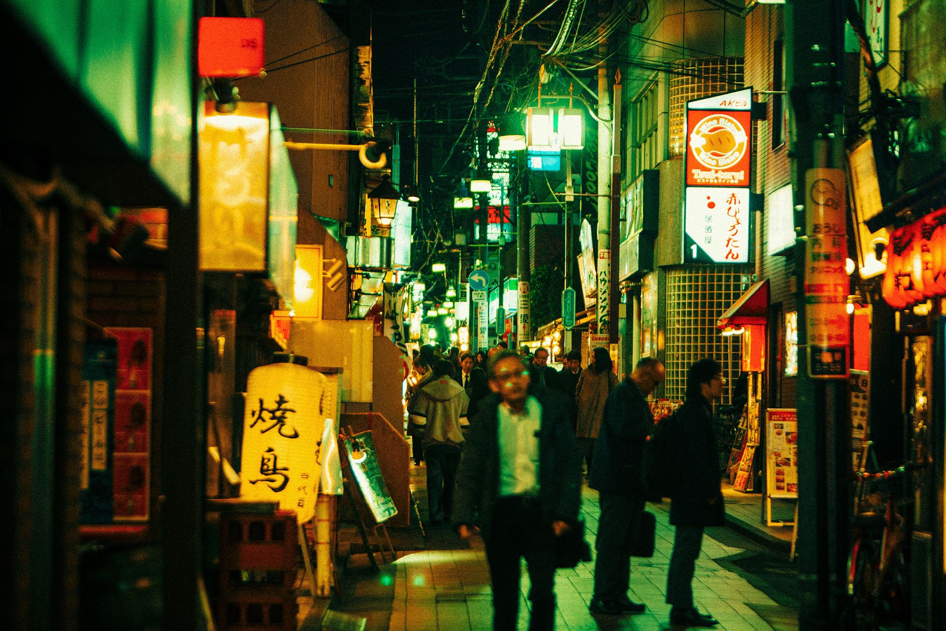 1920x1280 Aishy Makes Blurred, Somewhat Seedy Stills of a Night in Tokyo
