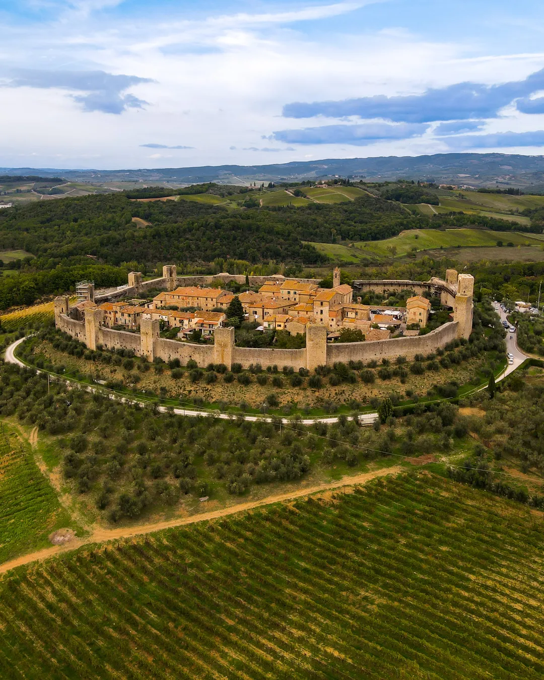 1080x1350 Monteriggioni: Pueblo Medieval Amurallado en Toscana