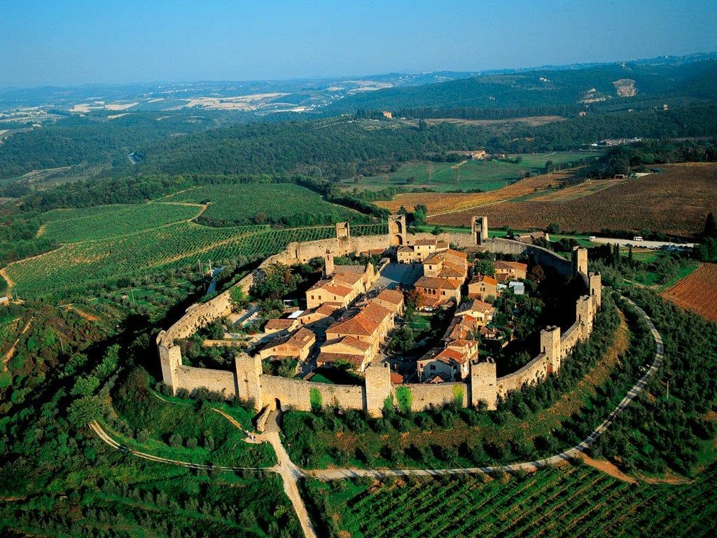 1024x768 This Medieval Walled Town Called Monteriggioni Looks Like The Best Place To Hide During A Zombie Apocalypse : R Interestingasf*ck