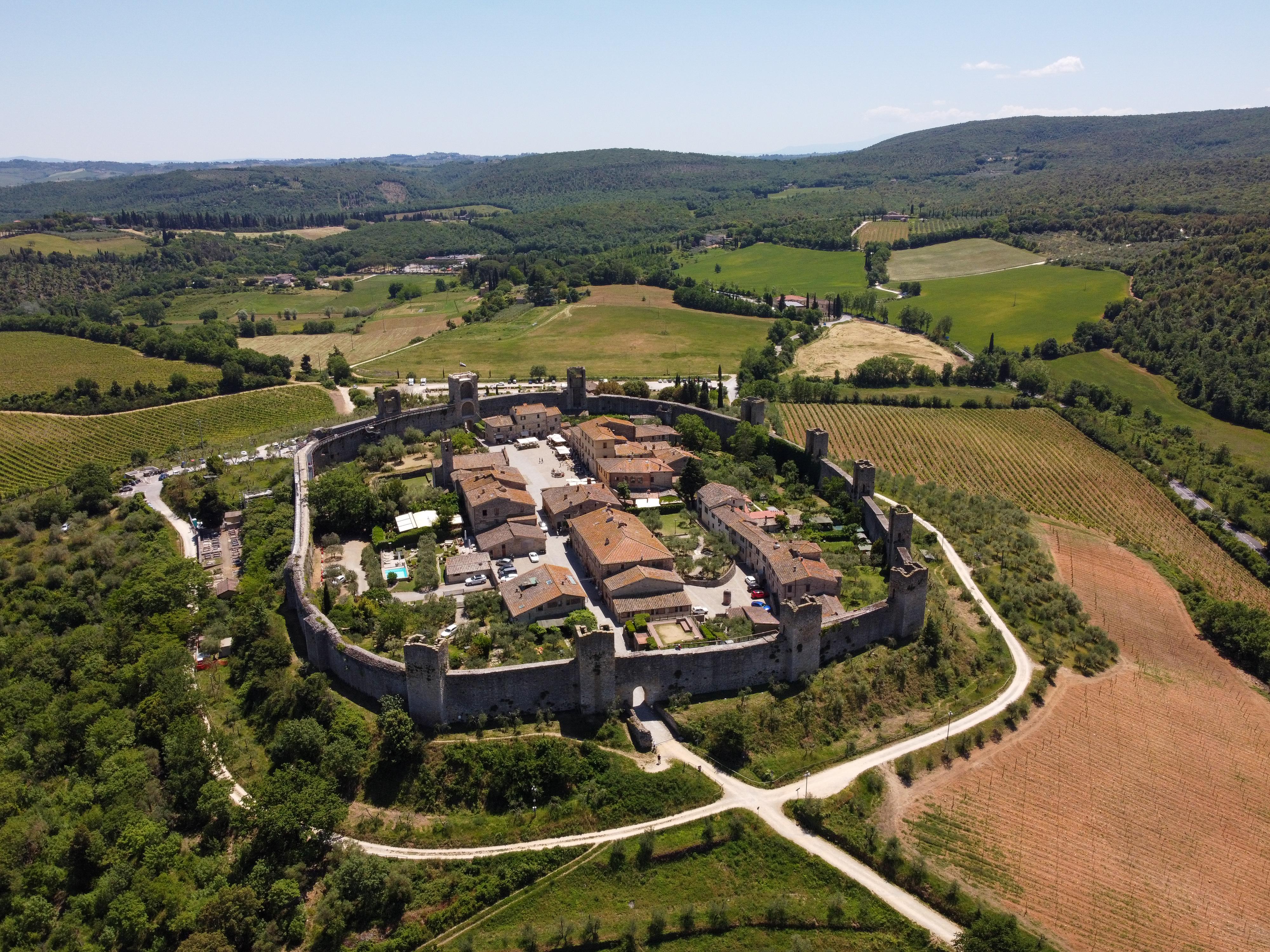 4000x3000 Monteriggioni, a small Italian town surrounded by medieval walls from 1213. (4000X3000)