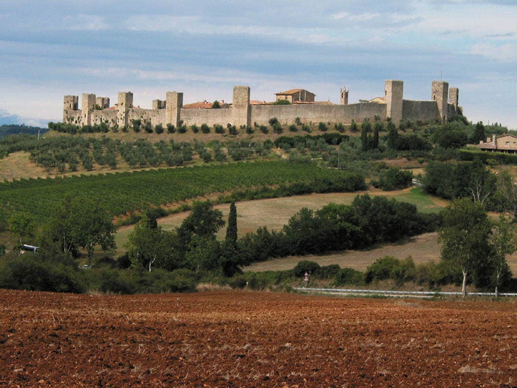 1024x768 Monteriggioni: Tuscany's Fortress in the Sky