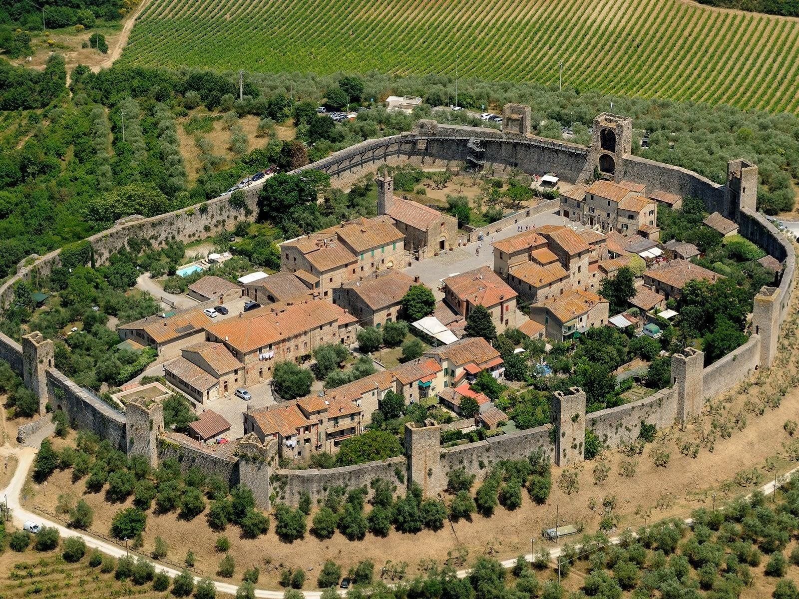 1600x1200 Monteriggioni: walled medieval town was built in the 13th century