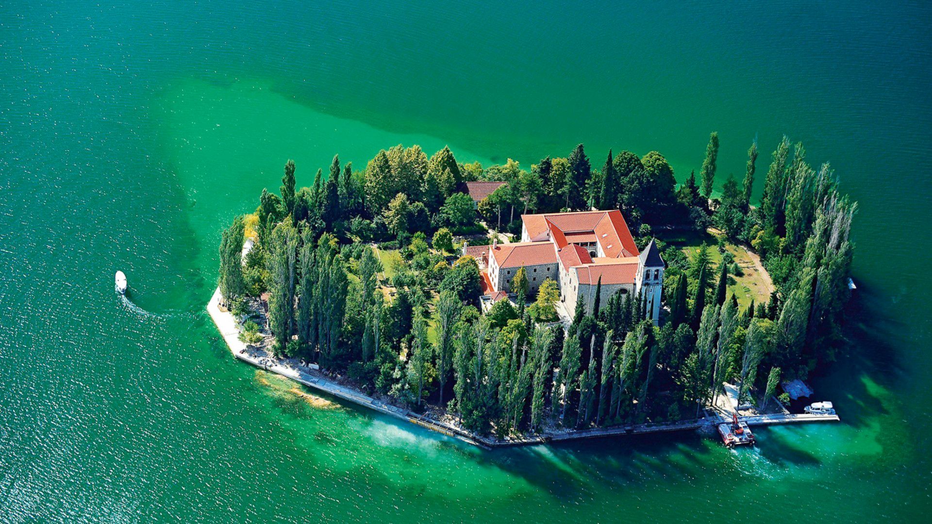 1920x1080 Croatia's Visovac: Monastery Villa on Emerald Waters