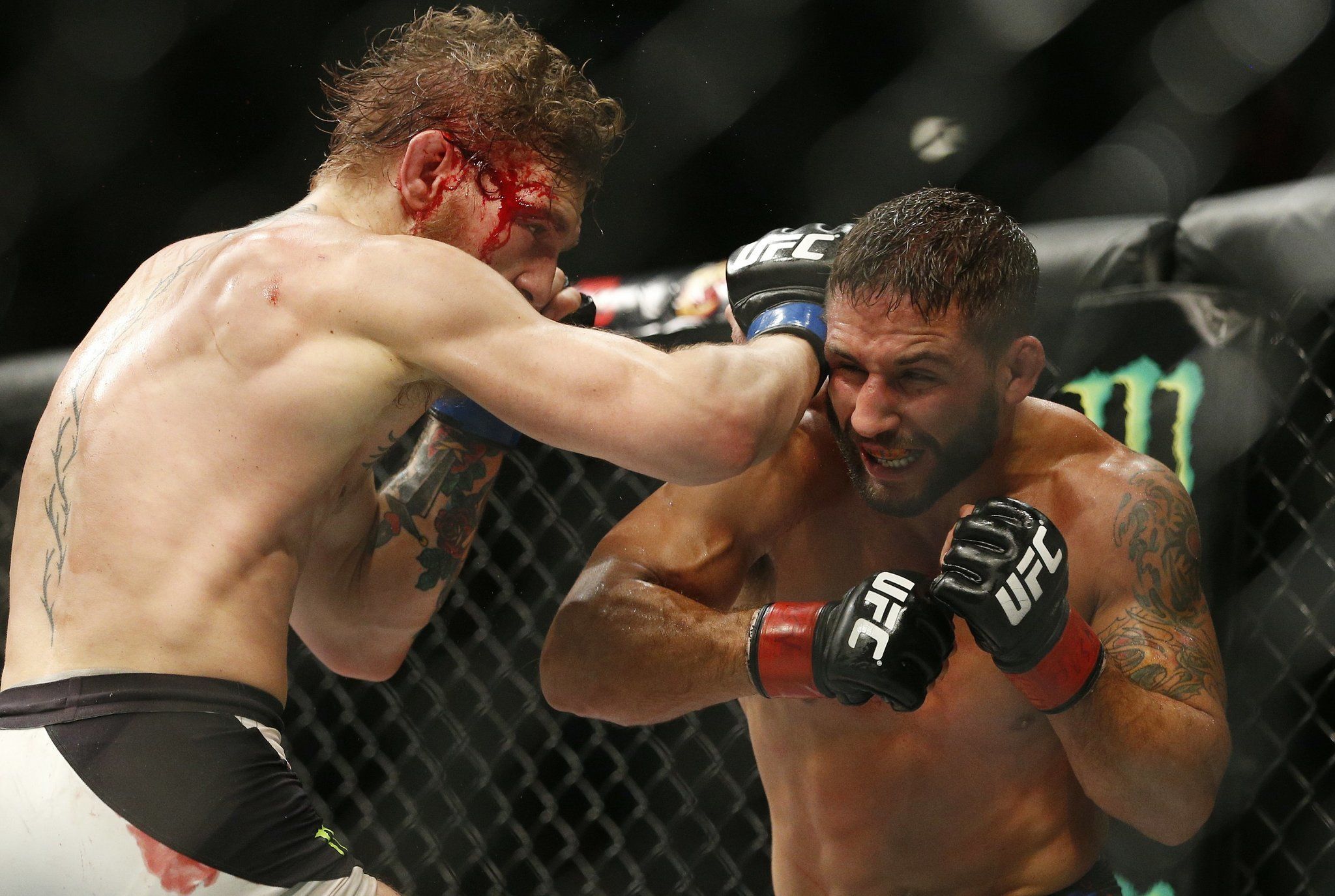 2048x1375 McGregor stops Mendes, wins featherweight belt at UFC 189