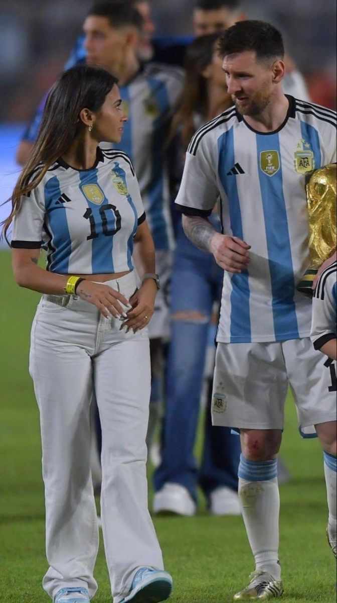 672x1200 MESSI ❤️ ANTONELLA