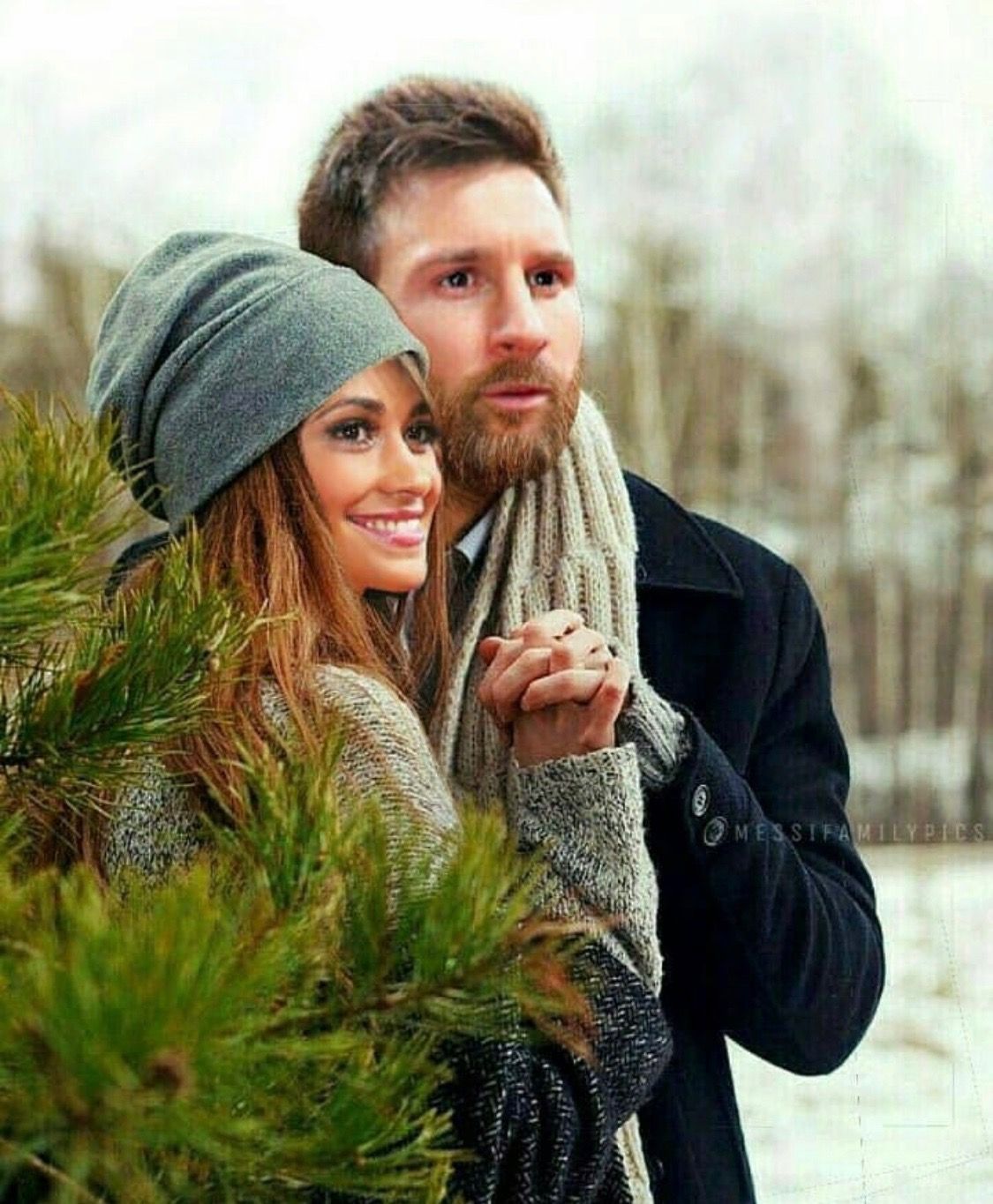 1125x1365 Messi And Wife Wallpaper