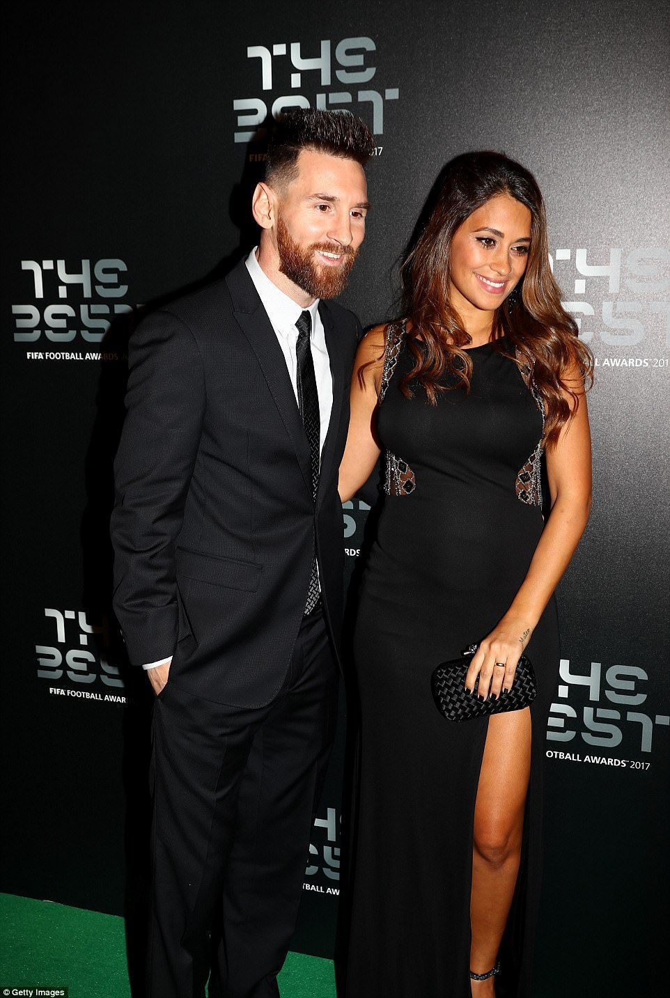 962x1433 Messi And Wife Wallpaper