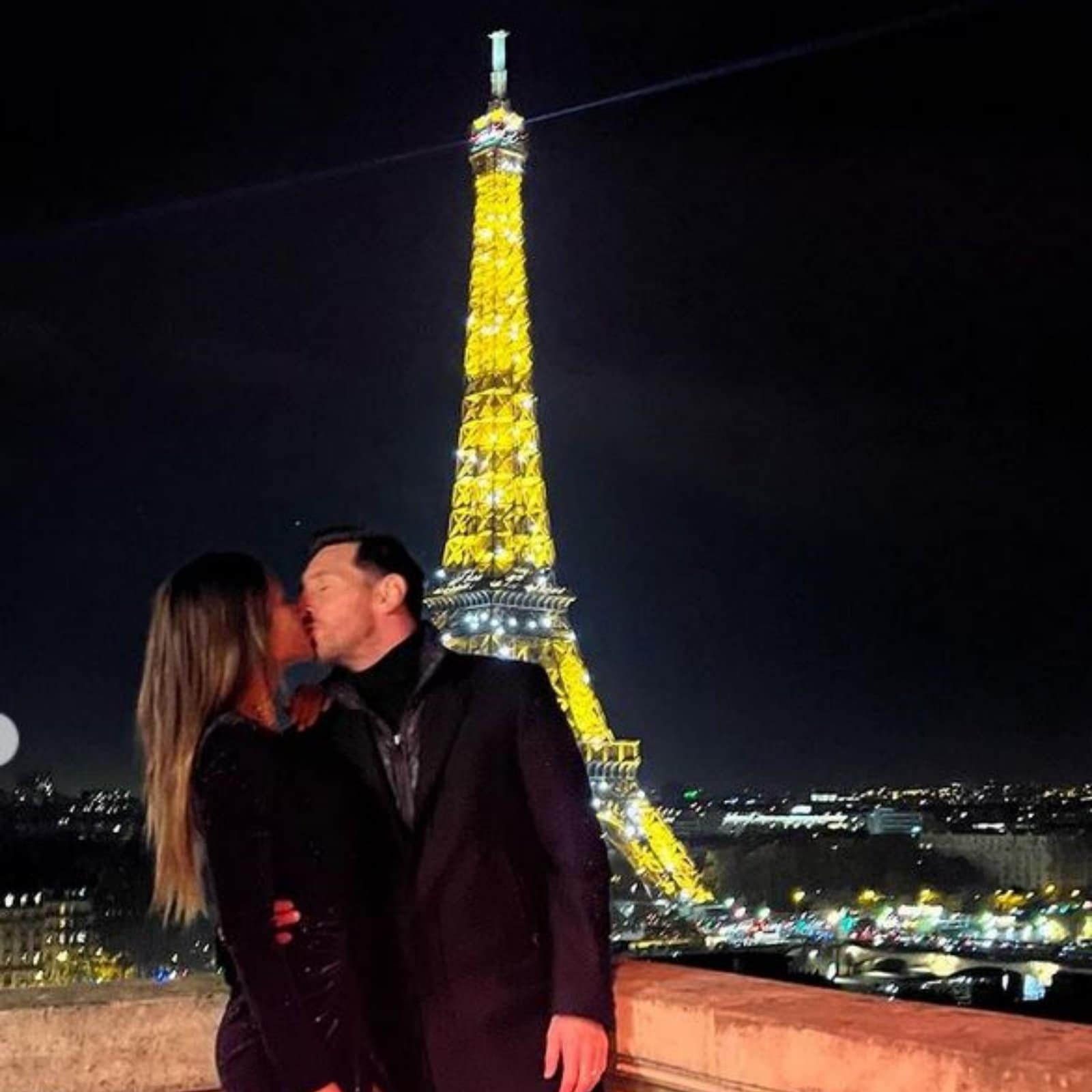 1600x1600 Lionel Messi, Antonela Roccuzzo Seal It With a Kiss in Paris
