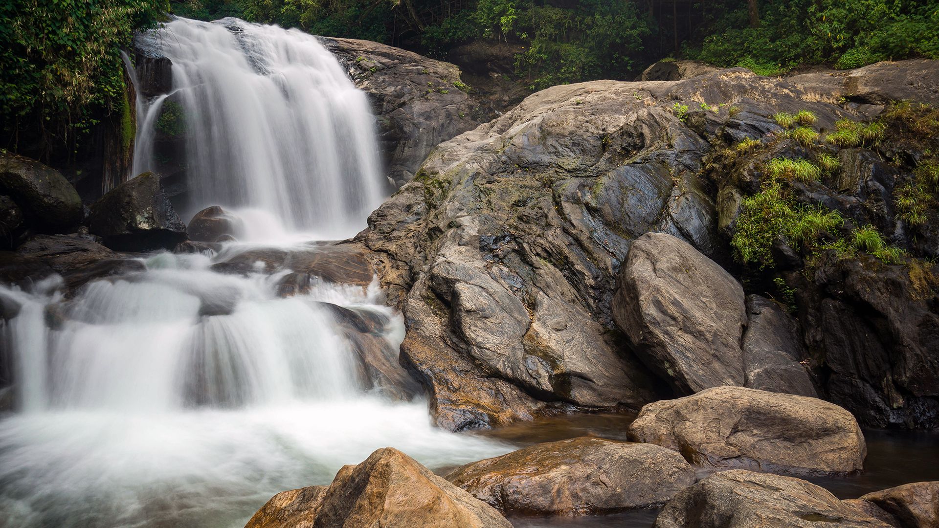 1920x1080 Refreshing waterfall in India [Wallpaper]